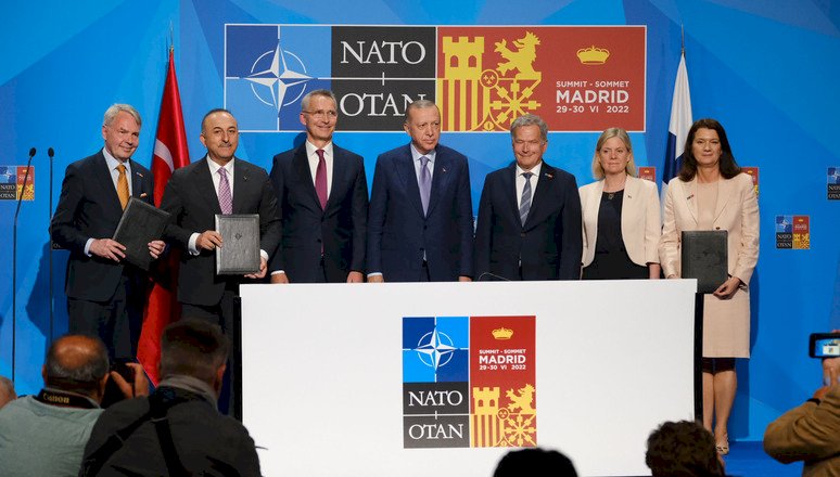 2022年芬蘭、瑞典及土耳其在馬德里舉行的北約峰會期間簽署3方備忘錄。 圖：翻攝自NATO