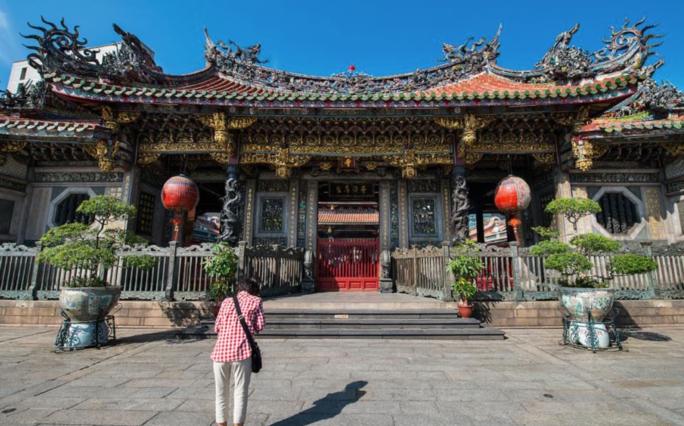 一份空汙檢測讓逾280年龍山寺禁香!擲筊菩薩同意、香客減3成又回來 :「心香」祈福更清新
