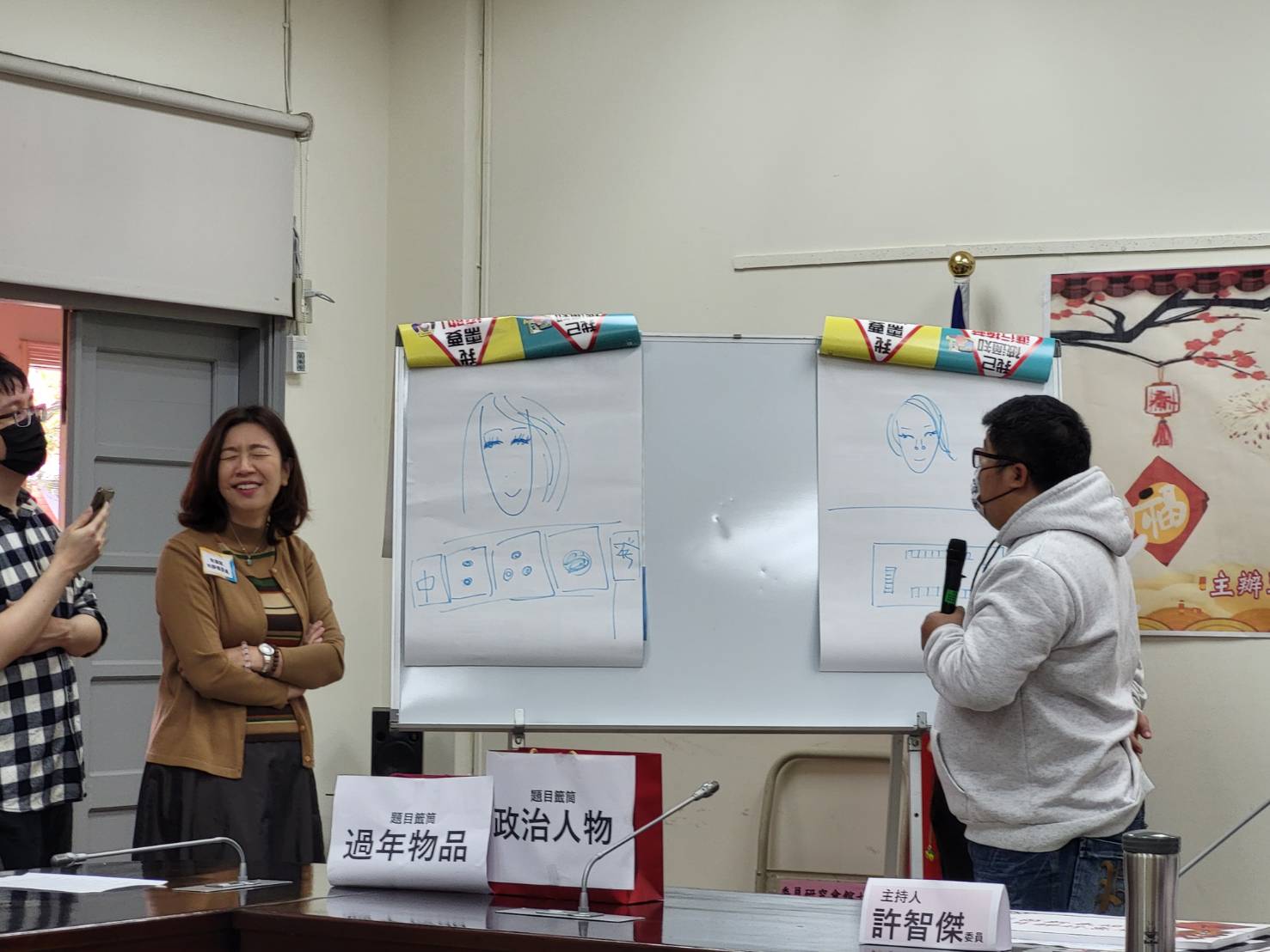 林靜儀在白紙上畫出「麻將」及「高虹安」，右邊則是陳素月所畫。 圖：陳佩君／攝