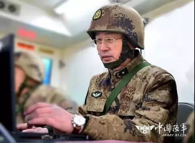 解放軍中部戰區司令員黃銘18日晉升上將，習近平親自頒發命令狀。 圖：翻攝陸網/中國陸軍(資料照片)