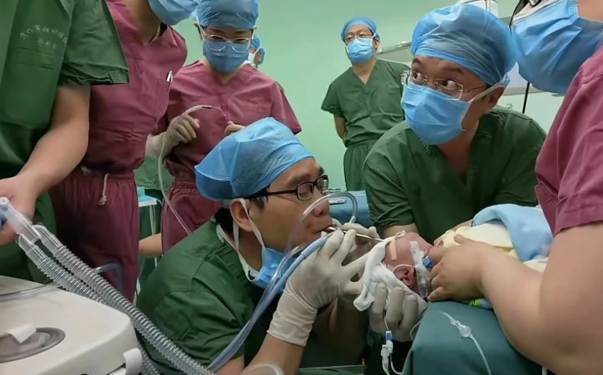 連才出生10天的寶寶都大白肺!  河南醫生跪地吹氣搶救 | 中國 | N