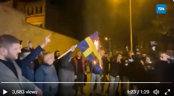 為報復瑞典極右翼分子焚燒可蘭經，有土耳其人在瑞典駐安卡拉大使館前點火燒瑞典的國旗。 圖：翻攝自@RabbitBrainless推特
