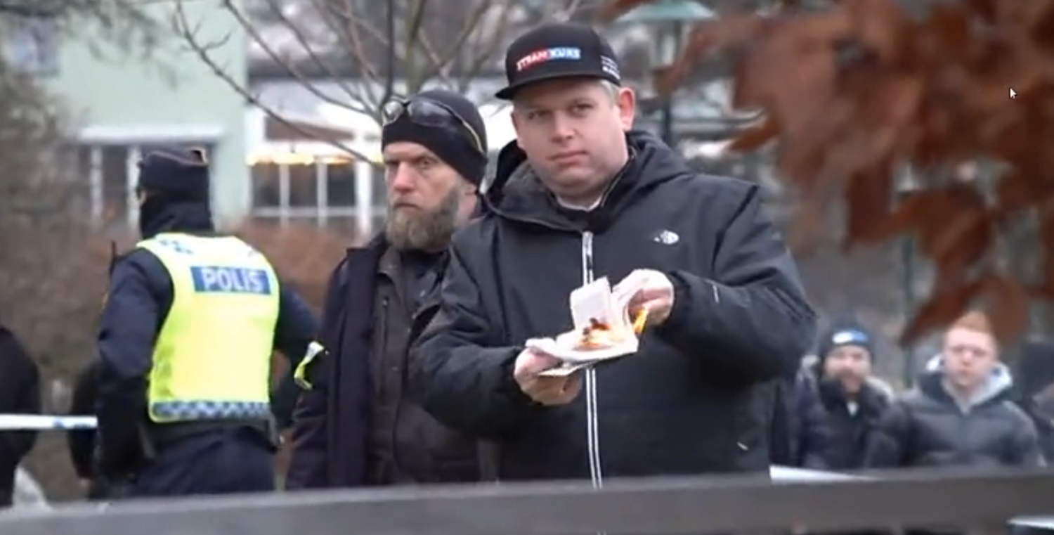 瑞典公民、丹麥極右政黨「強硬路線」領導人帕盧丹（Rasmus Paludan）21 日在土耳其駐瑞典大使館門口，焚燒伊斯蘭教的聖典《可蘭經》 圖:翻攝自推特/Yunus Paksoy @yunuspaksoy