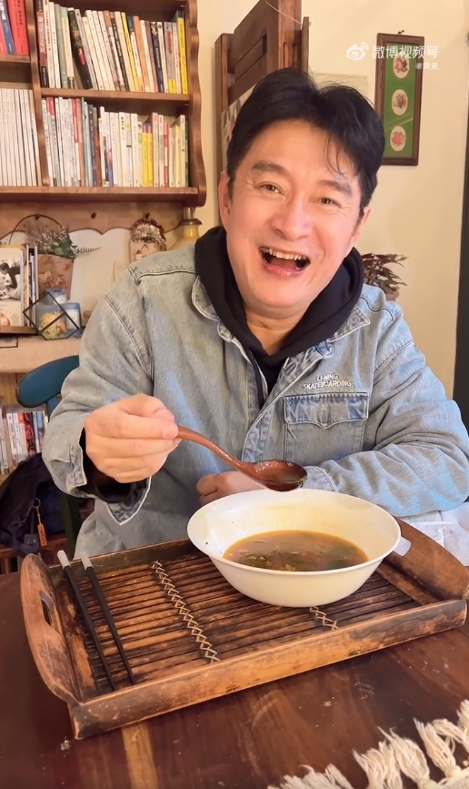 60 歲的過氣藝人黃安過年期間大啖台灣美食。   圖：翻攝微博