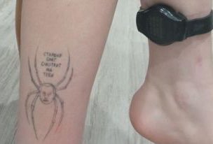 克里夫佐娃（Olesya Krivtsova）一腳上被綁上電子腳鐐，另一隻腳上則有反普丁的刺青，普丁的臉被加在蜘蛛上，文字寫著「老大哥在看著你」。 圖:翻攝自推特/Billy Jensen @Billyjensen（資料照）
