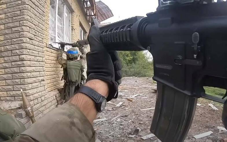 (影)烏克蘭國際志願軍遭遇俄特戰部隊 近距離交火擊斃俄軍又遭砲擊!