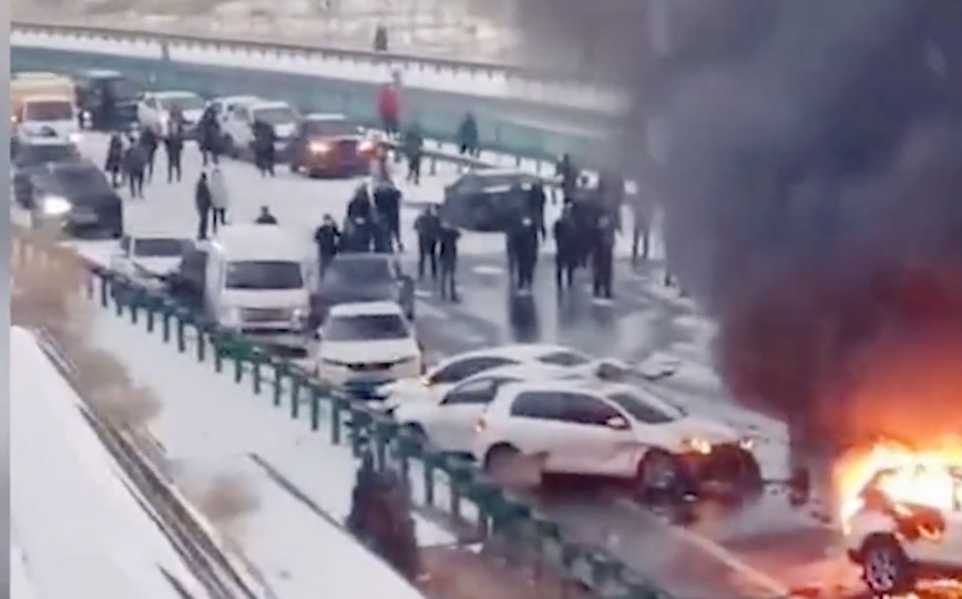 (影) 甘肅大雪致嚴重交通事故 30輛車相撞起火 傷亡數目前不明