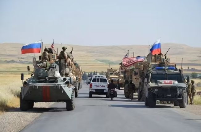 俄國軍隊與美國軍隊在敘利亞狹路相逢。 圖 : 翻攝自第一軍情