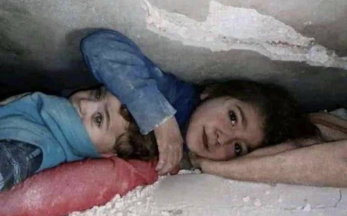 我用生命守護你！敘利亞7歲女孩在瓦礫中用胳膊保護弟弟 17小時後奇蹟獲救