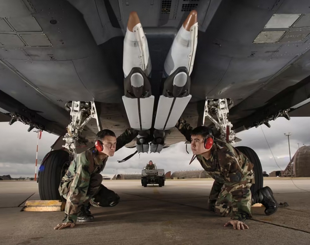 美空軍地勤人員安裝小直徑炸彈 SDB。 圖 : 翻攝自US Airforce