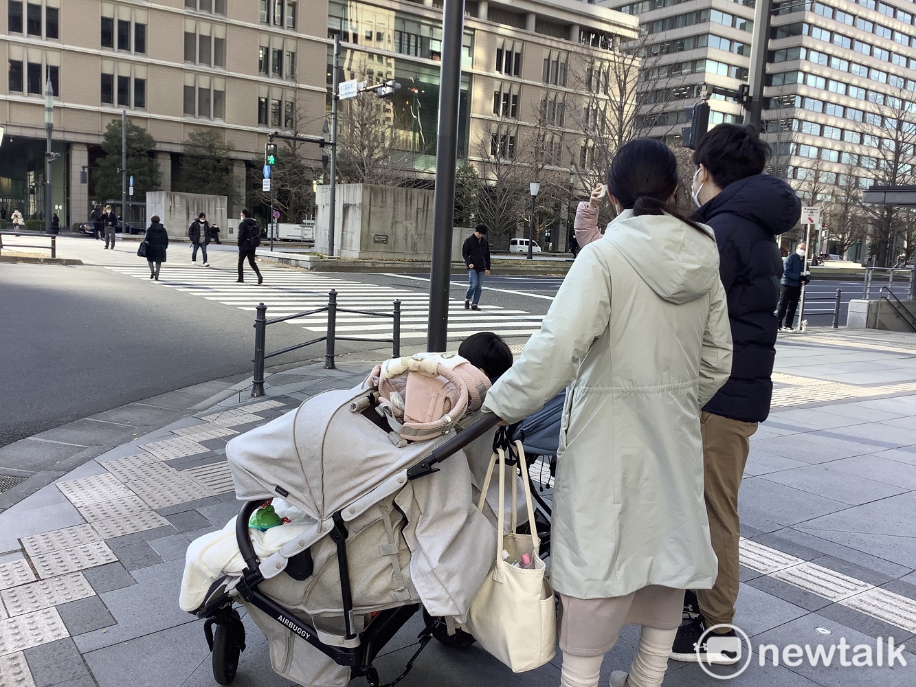 結婚生子變成人生最昂貴的奢侈品,只有有錢人才能享受。 圖:劉黎兒攝 結婚生子變成人生最昂貴的奢侈品,只有有錢人才能享受。 圖:劉黎兒攝
