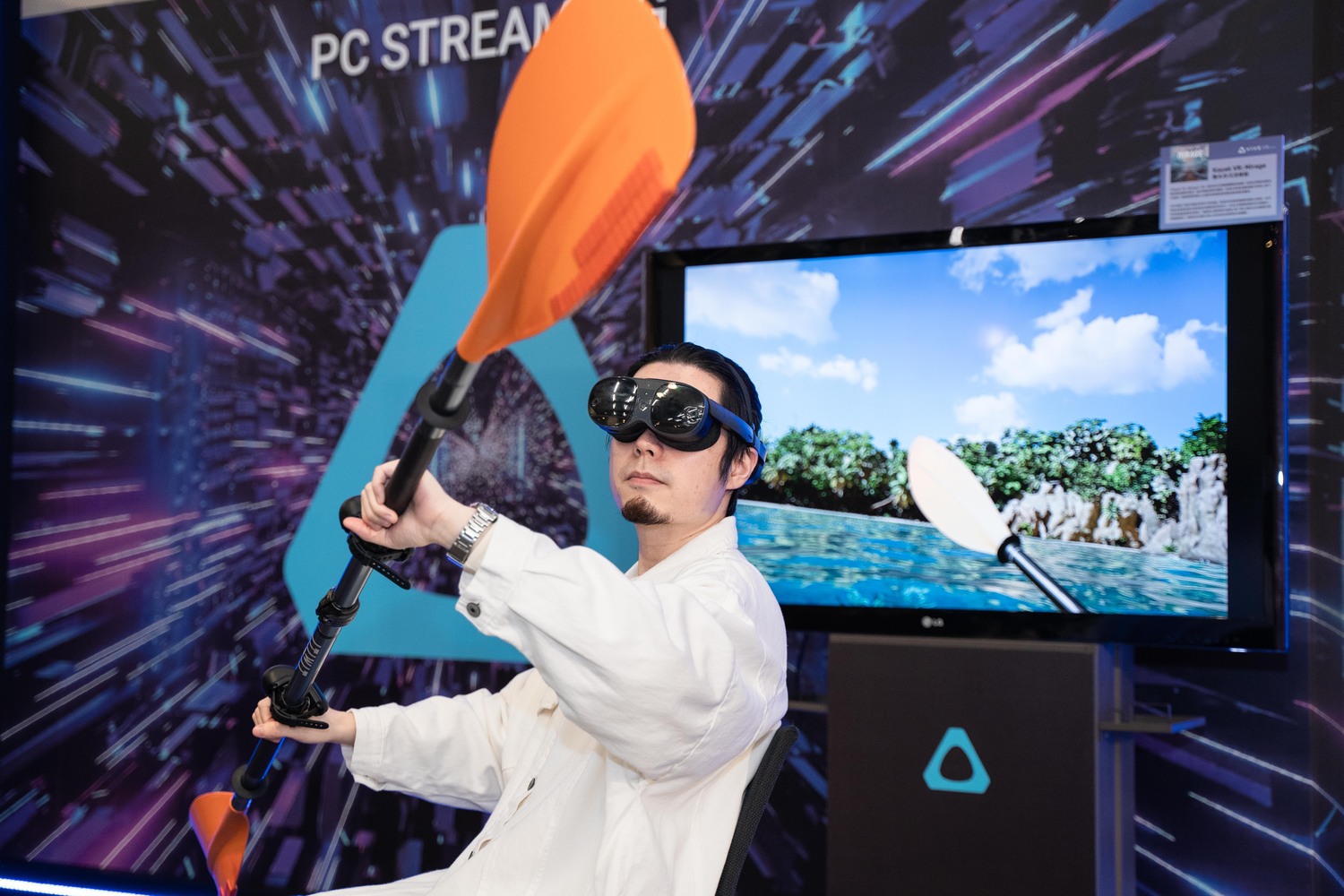 體驗Kayak獨木舟體驗，搭配HTC VIVE XR Elite及手腕追蹤器 圖：HTC/提供