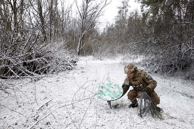 星鏈在俄烏戰爭中為烏克蘭帶來極大優勢。圖為烏克蘭士兵正使用「星鏈」設備 圖：翻攝自《參考新聞》