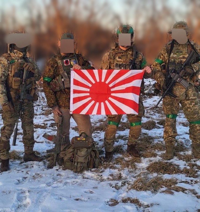 日本志願兵赴烏參戰，持旭日旗拍攝合影 ( 示意圖 )。 圖:翻攝自推特/MilitaryLand.net (@Militarylandnet)