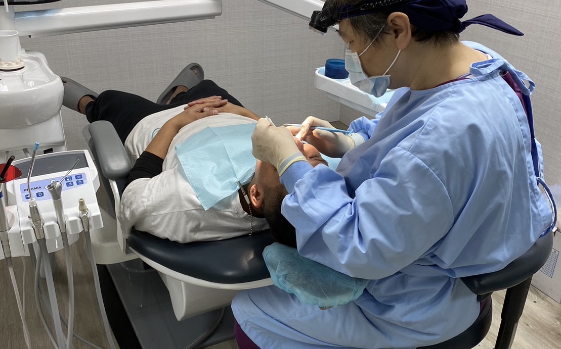 新北原民局偕逾200家診所守護長輩  裝假牙最高補助4.4萬元 | 生活