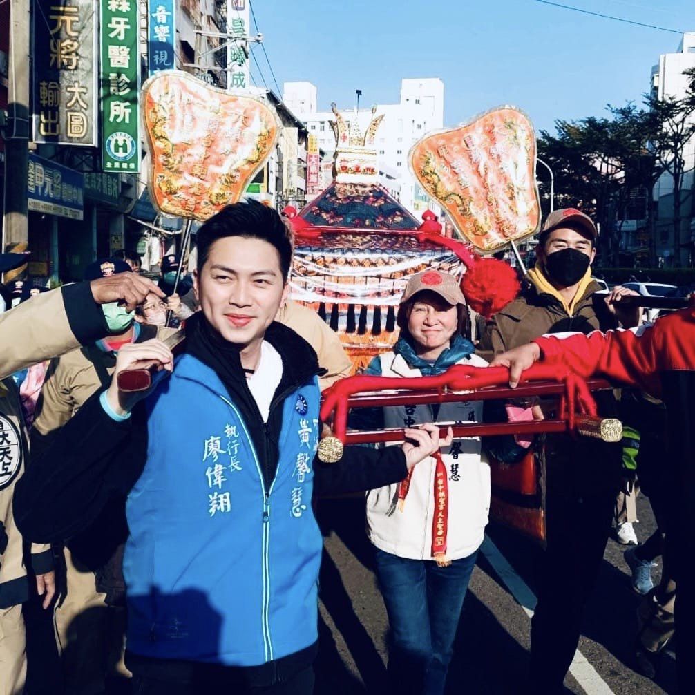 廖偉翔（左）是藍營新秀，媽媽黃馨慧（中）則是資深市議員。取自廖偉翔臉書