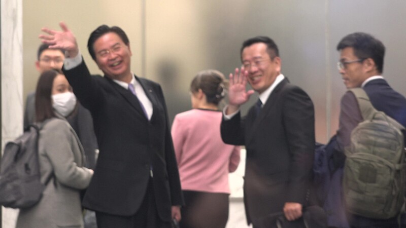 外交部長吳釗燮（左）與國家安全會議秘書長顧立雄（右）美東時間21日前往美國在台協會華盛頓總部出席台美國安會談。 圖/中央社