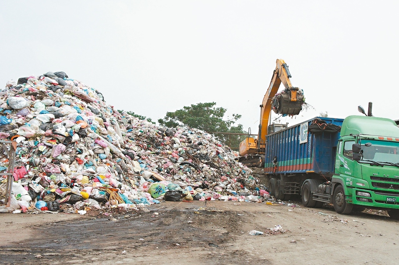 垃圾焚化1公噸運回1.8公噸底渣堆置，麥寮鄉今天公開拒絕、不排除擴大抗爭。   圖:翻攝自網路