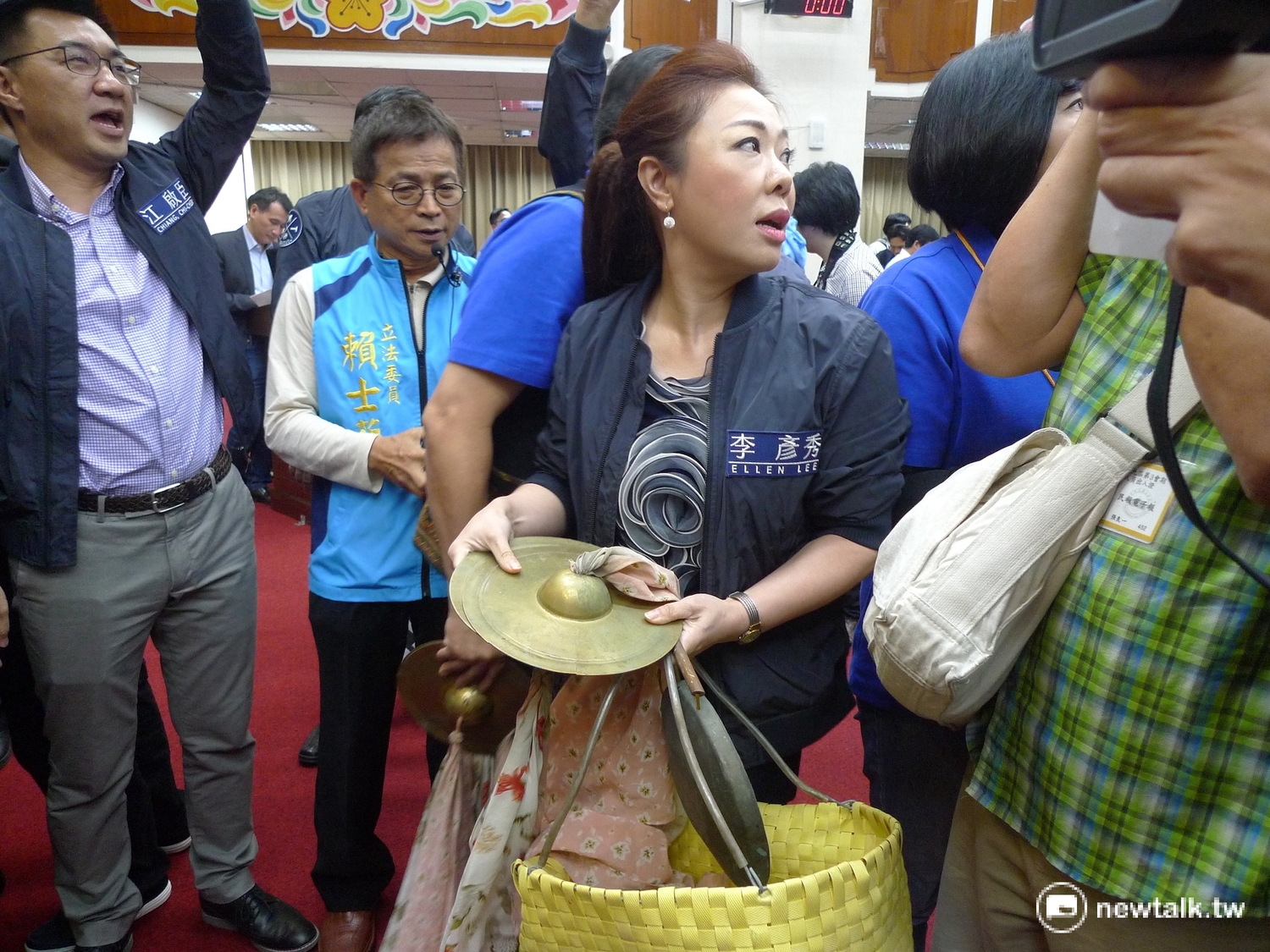 藍委李彥秀帶了一籃「鑼與鈸」分送給現場國民黨立委。   圖：汪少凡／攝