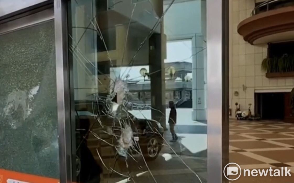 怪男砸南市府玻璃稱為人民發聲 恐遭求償10萬維修費 | 社會 | New