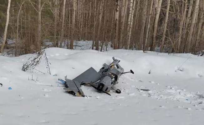 被俄軍擊落的烏軍無人機，墜落地點離莫斯科不到 100 公里。 圖 : 翻攝自3號國際站