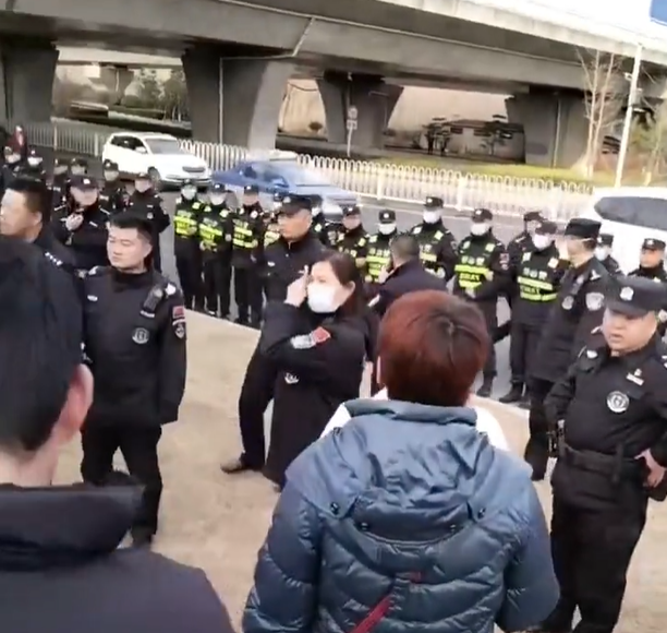  中國爛尾樓問題無解，民眾持續上街抗議。 圖: 翻攝自@torontobigface 推特 