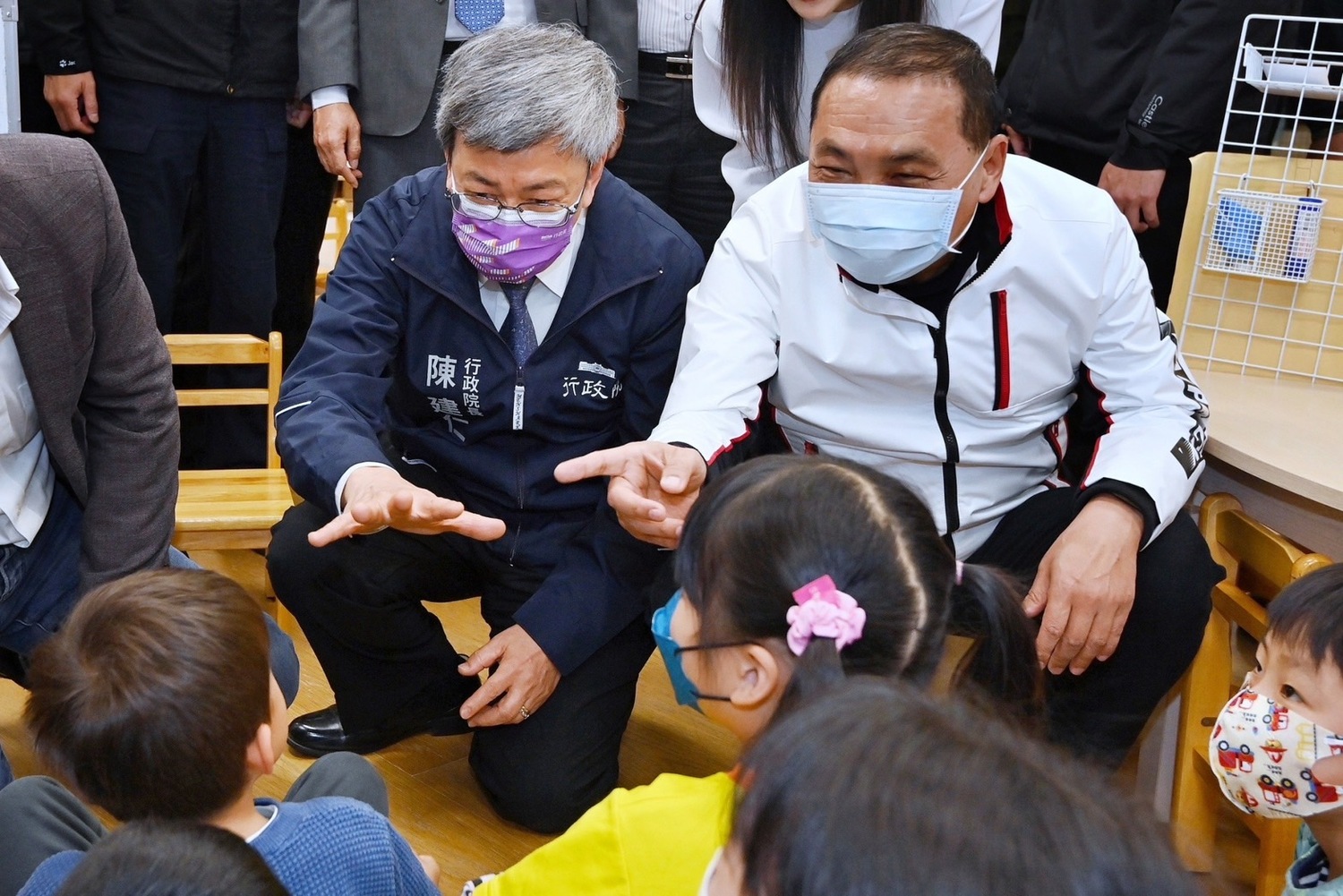 ▲行政院長陳建仁今（29）日下午與交通部長王國材赴新北市巡視五股泰山輕軌規劃情形，但新北市長侯友宜卻未陪同參與。先前藍綠為了治安問題互相槓上，也讓侯友宜今天的缺席增添話題。 （圖／新頭殼）