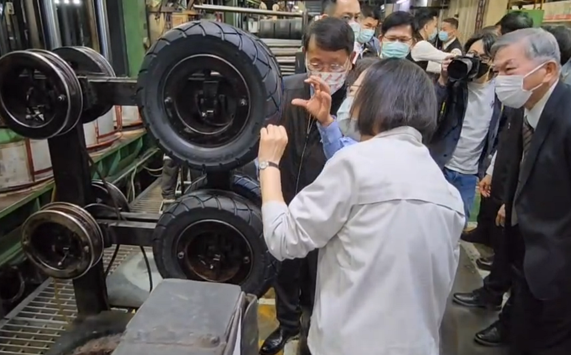 參訪建大輪胎廠區 蔡英文：讓台灣中小企業「越建、越大」 | 政治 | N