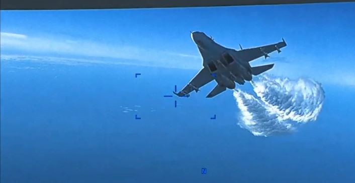  美軍16日公布的畫面可見Su-27戰機逼近、傾倒燃油的關鍵一幕。 圖：翻攝推特 