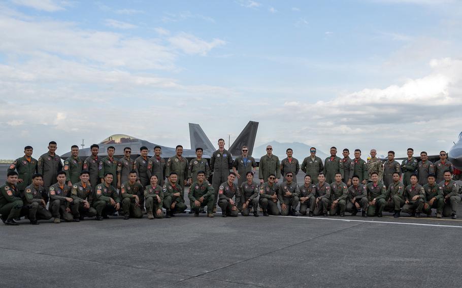  美國和菲律賓飛行員在菲律賓克拉克空軍基地與空軍F-22猛禽合影。 圖：翻攝U.S. Embassy in the Philippines(資料照) 