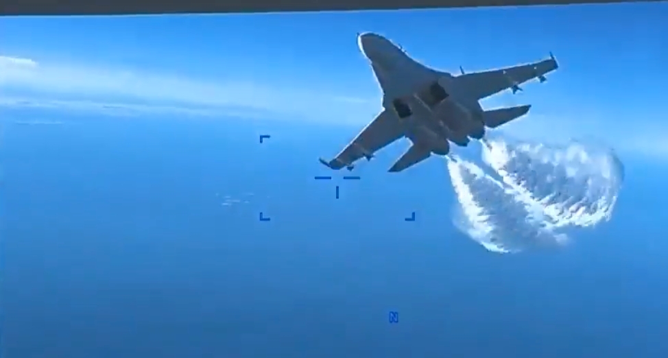 針對一架美軍 MQ-9「死神」無人機遭俄戰機近逼墜毀黑海，俄羅斯宣稱其自行失控墜海。 圖：截自推特@NiKiTa_32156