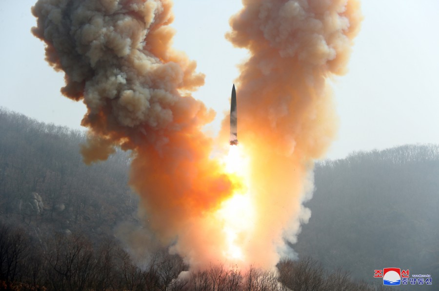  北韓發射多枚短程彈道飛彈。圖為有「北韓版伊斯坎德爾」之稱的KN-23短程彈道導彈(SRBM)。 圖：翻攝朝中社(資料照片) 