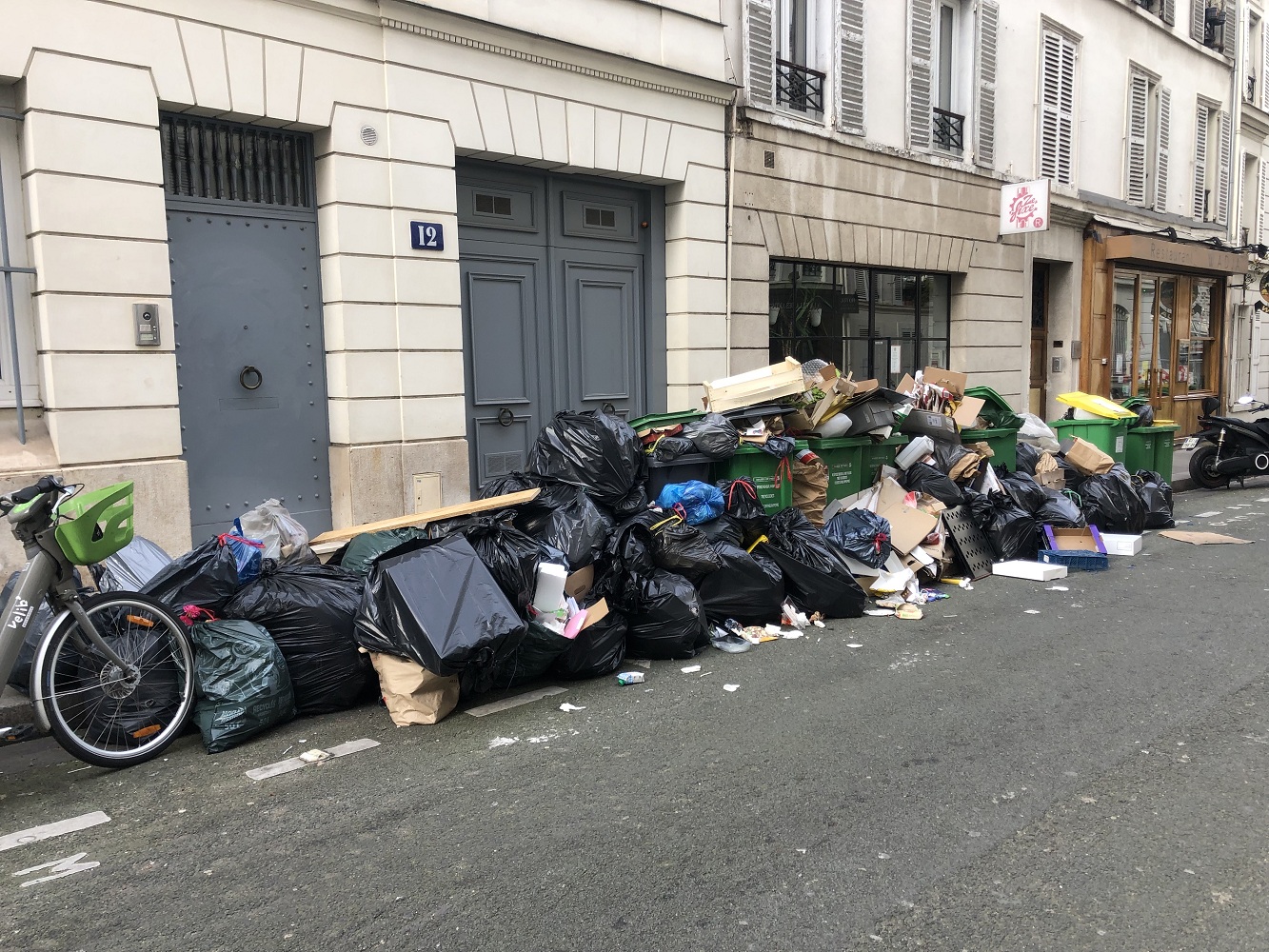 受延長退休年齡法令影響，法國巴黎市垃圾清潔工罷工，街頭隨處可見堆積垃圾。 圖：蔡筱穎攝