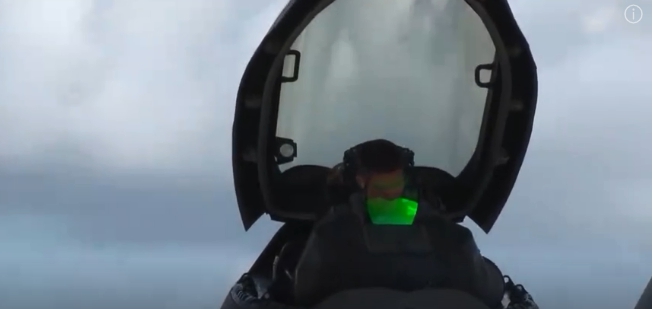 F-22 猛禽戰鬥機座艙蓋不是透明無色的，而是透出淡淡的墨綠色。 圖 : 翻攝自迷彩虎