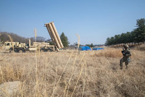 星洲薩德基地内 6 台正對準天空的薩德系統