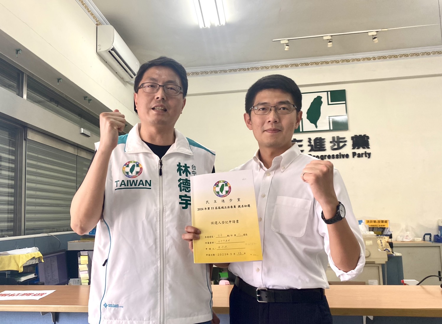 黃守達由同門師兄弟林德宇陪同登記,參選聲明替師父黃國書反擊黨內同志。黃守達/提供 黃守達由同門師兄弟林德宇陪同登記,參選聲明替師父黃國書反擊黨內同志。黃守達/提供