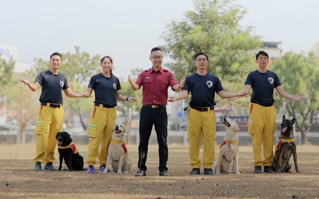 (Video) Tomb-sweeping Fire Prevention Surprise Recruits Gaoshi’s Super Cute Fire Rescue Dog as Propaganda Ambassador | Politics | Newtalk News