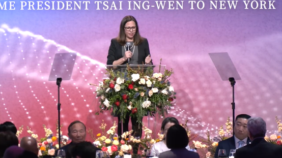 美國在台協會（AIT）主席羅森柏格（Laura Rosenberger）在僑宴上致詞。 圖 : 翻攝自割蘿蔔外電譯站 Global News For Taiwan臉書