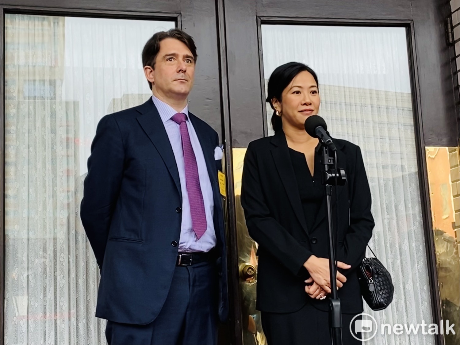 民眾黨立委吳欣盈(右)與比利時丈夫雷諾(左)。 圖:周煊惠 / 攝