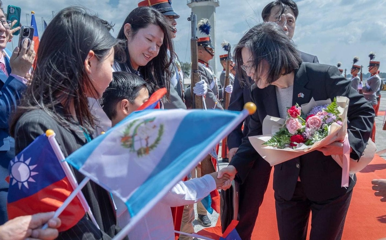 蔡英文飛抵瓜地馬拉訪問 賈麥岱總統軍禮歡迎 | 政治 | Newtalk