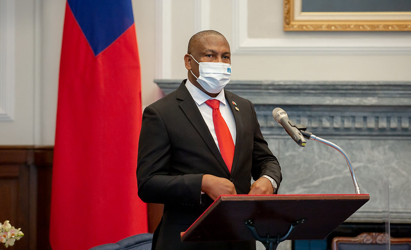 聖露西亞大使路易斯則表示自己雖傾向國家與中國 14 億人成為朋友,但逼這些國家做出選擇的是北京自己。他不確定聖露西亞這樣的小國需要支持台灣,但表示仍然需要捍衛民主。 圖:總統府提供