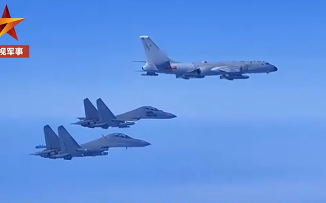 (影) 解放軍轟-6K戰機群掛「實彈」！中共環台軍演模擬對台打擊 | 中