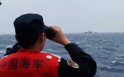 (影) 中國軍艦囂張喊24海浬不存在！ 台艦與解放軍對峙 我軍警告：勿製