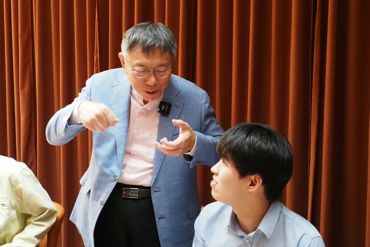 民眾黨主席柯文哲與紐約大學、哥倫比亞大學等台灣學生餐敘。   圖：民眾黨 /提供