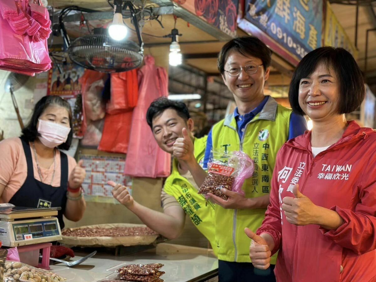 曾替黃守達站台的立委何欣純，日前陪同江肇國到市場拜票。江肇國/提供