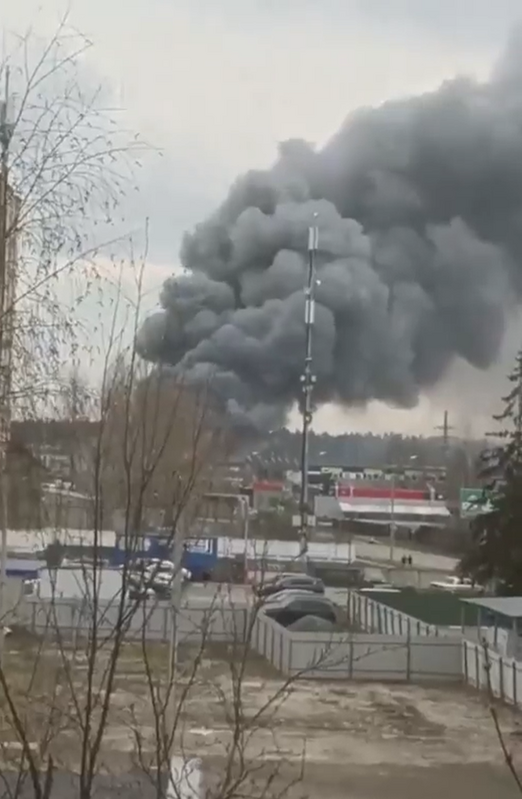 烏軍疑似從事敵後破壞，影片畫面中，莫斯科市區升起濃密的黑煙，顯示火勢之大。 圖：翻攝自推特用戶 NOËL