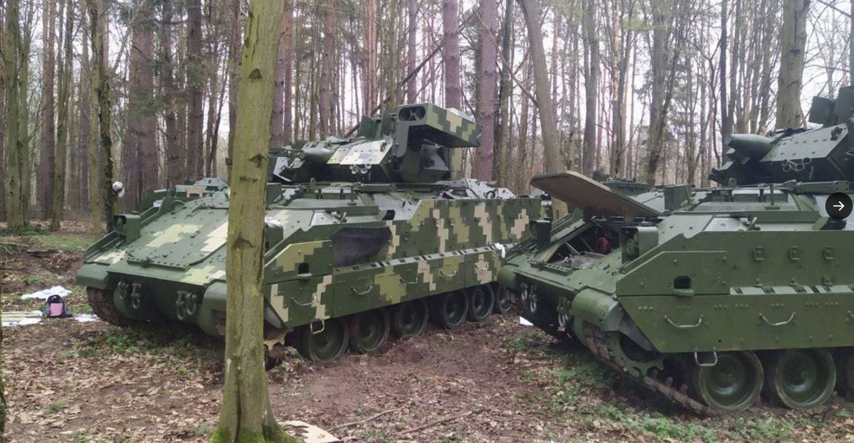 美國最近向烏克蘭捐贈 M2 Bradley 步兵戰車，首次登上烏克蘭戰場。 圖：翻攝自MilitaryLand.net推特