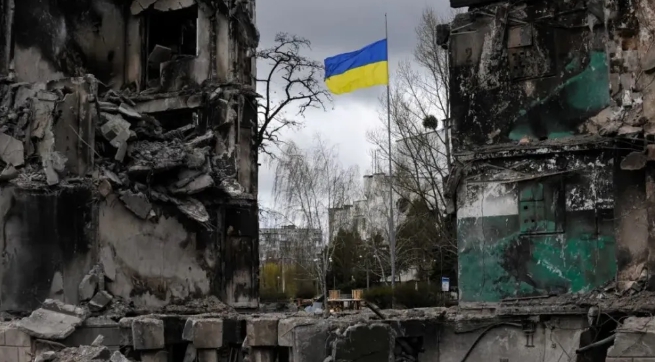 烏克蘭的國旗，依然飄揚在俄烏戰爭交戰最激烈的巴赫穆特戰區。 圖 : 翻攝自東城記