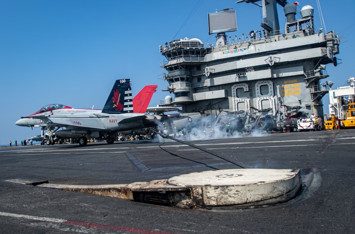 美國海軍航空母艦「尼米茲號(CVN-68)」在南海海域執勤時，完成生涯第35萬架次戰機著艦降落，寫下艦史新里程碑。 圖：翻攝c7f.navy.mil官網