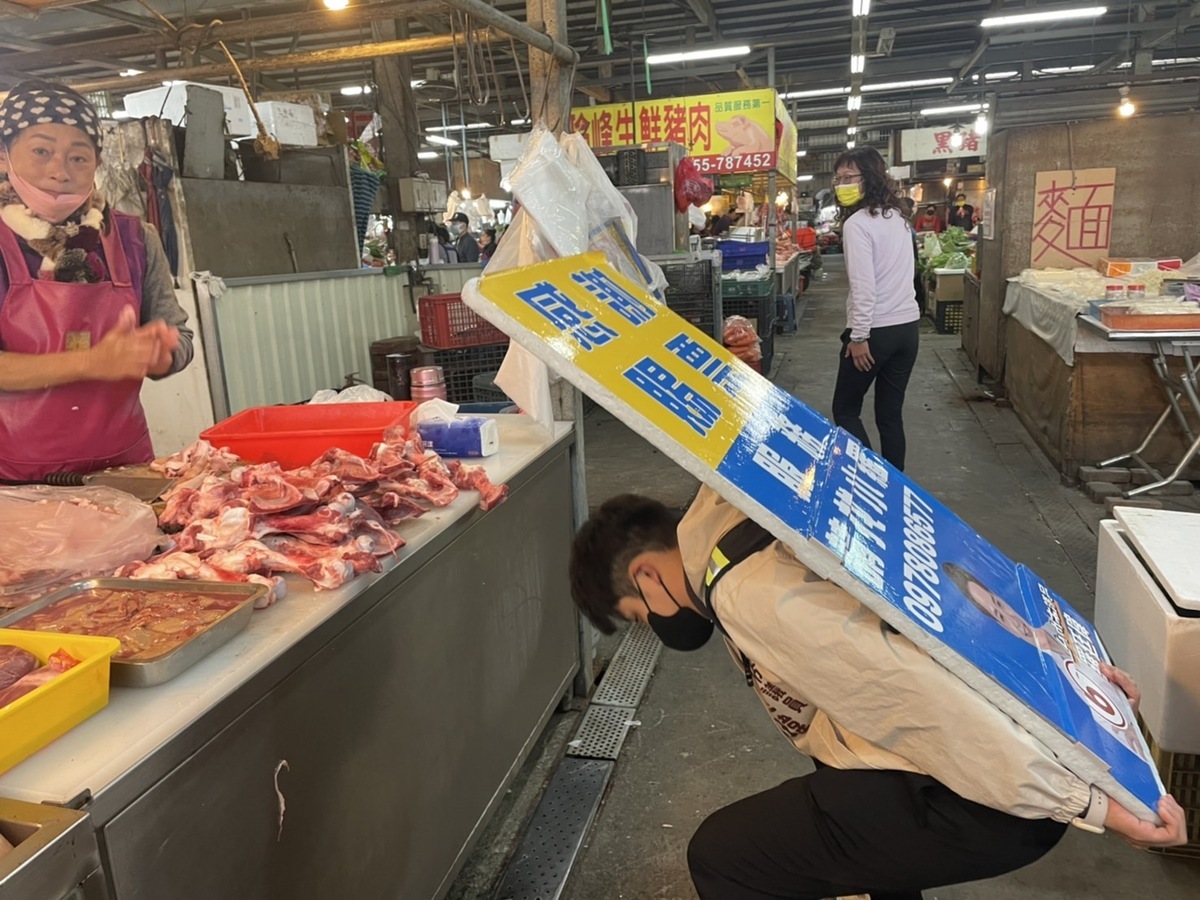 Luo Tingwei walked around the constituency carrying a large billboard to thank voters.Luo Tingwei/provided